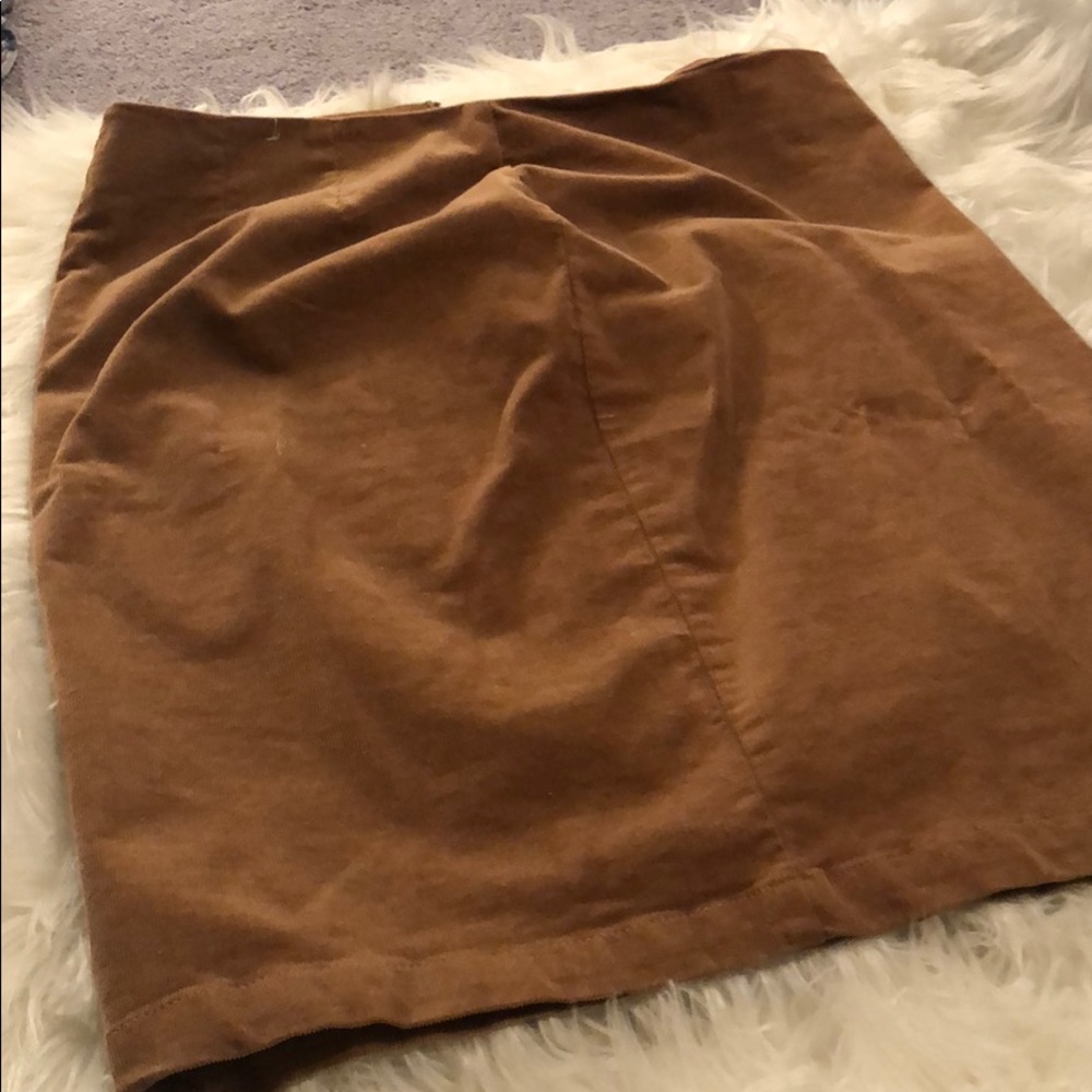 Knew length skirt